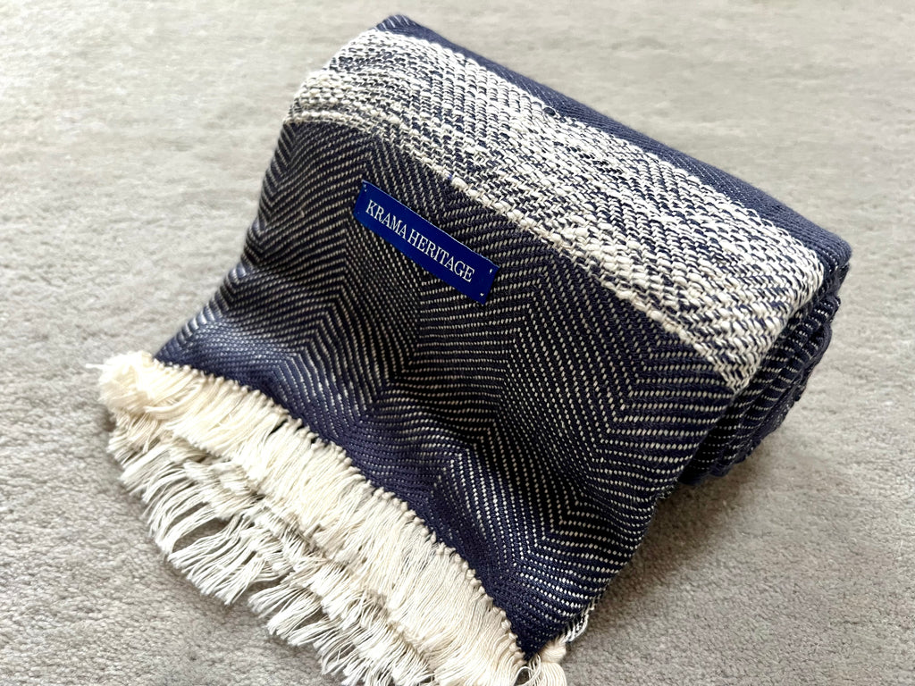 Le Krama Doux Bleu Marine dans son écrin en écorce de palmier