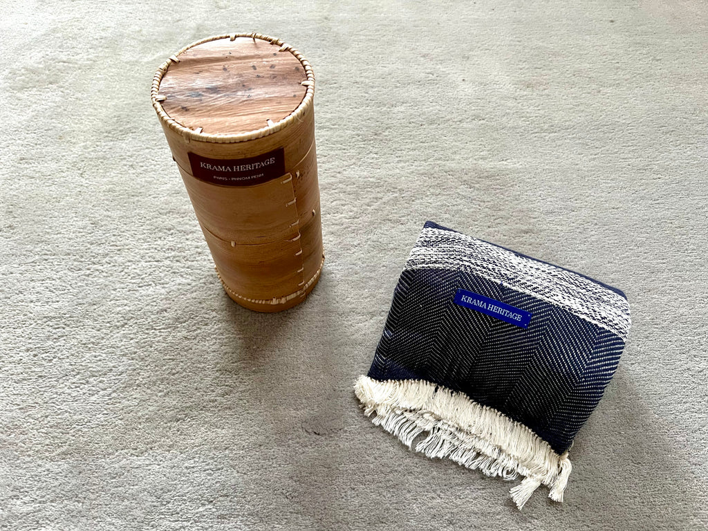 Le Krama Doux Bleu Marine dans son écrin en écorce de palmier