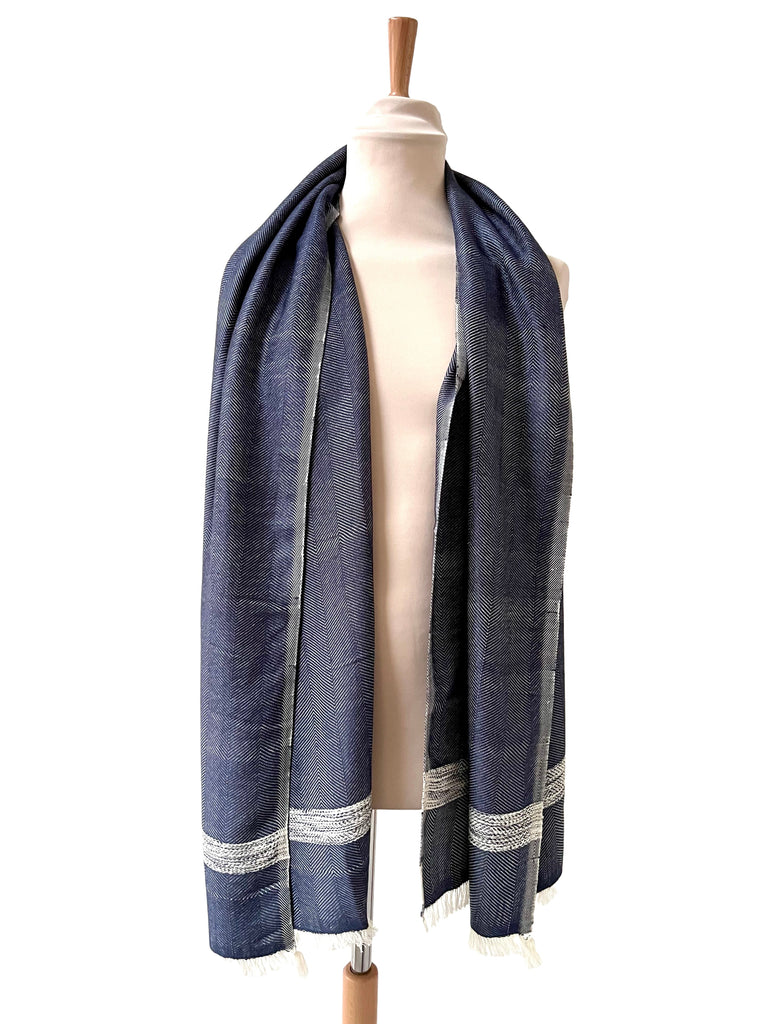 Le Krama Doux Bleu Marine dans son écrin en écorce de palmier