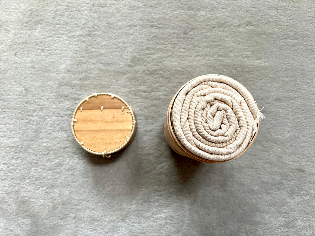 Le Krama Doux Crème dans son écrin en écorce de palmier