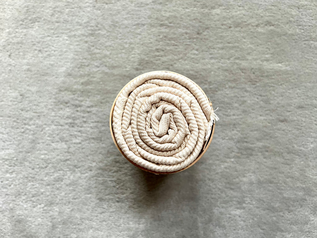 Le Krama Doux Crème dans son écrin en écorce de palmier