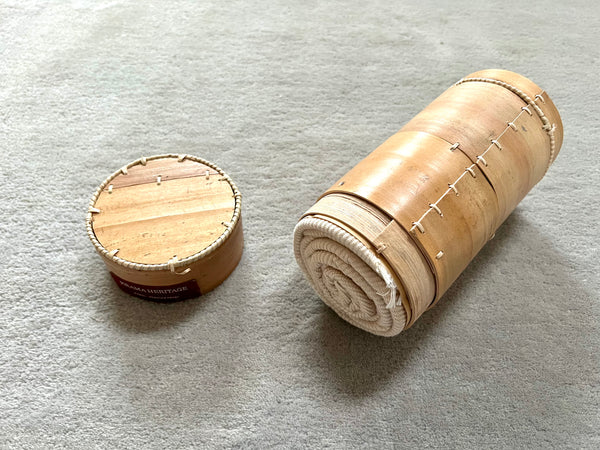 Le Krama Doux Crème dans son écrin en écorce de palmier