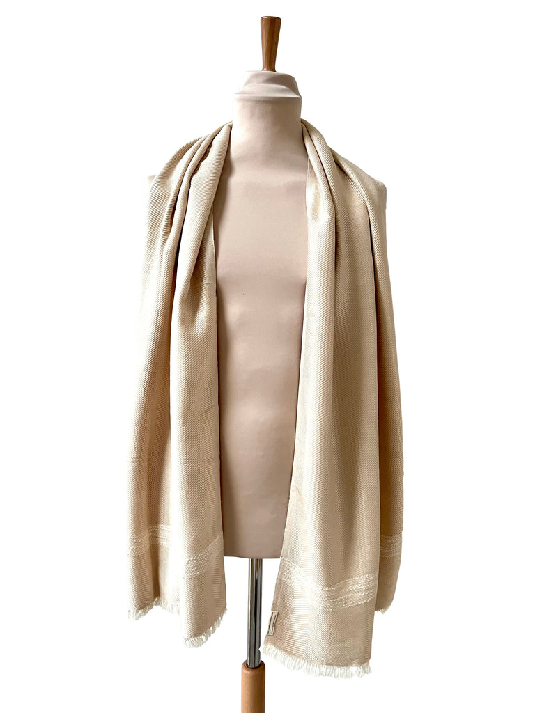 Le Krama Doux Crème dans son écrin en écorce de palmier