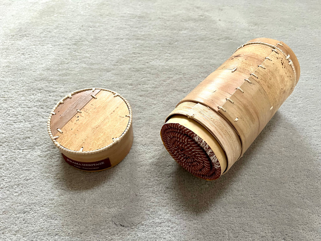 Le Krama Doux Marron dans son écrin en écorce de palmier