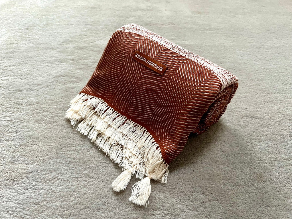 Le Krama Doux Marron dans son écrin en écorce de palmier