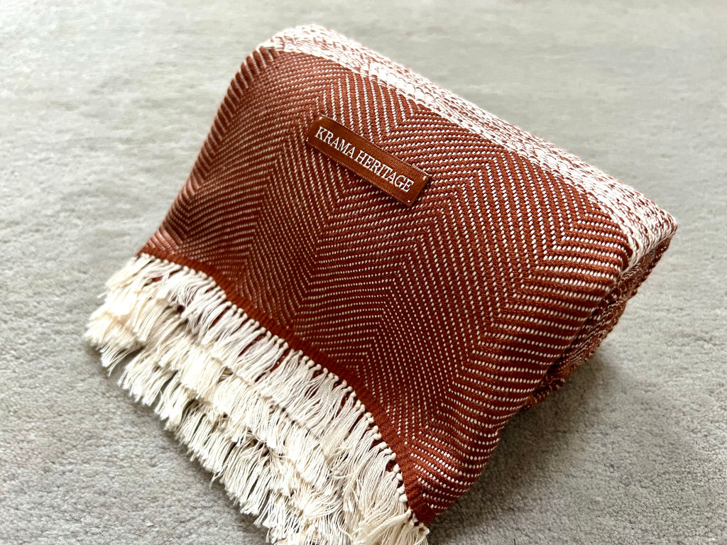 Le Krama Doux Marron dans son écrin en écorce de palmier
