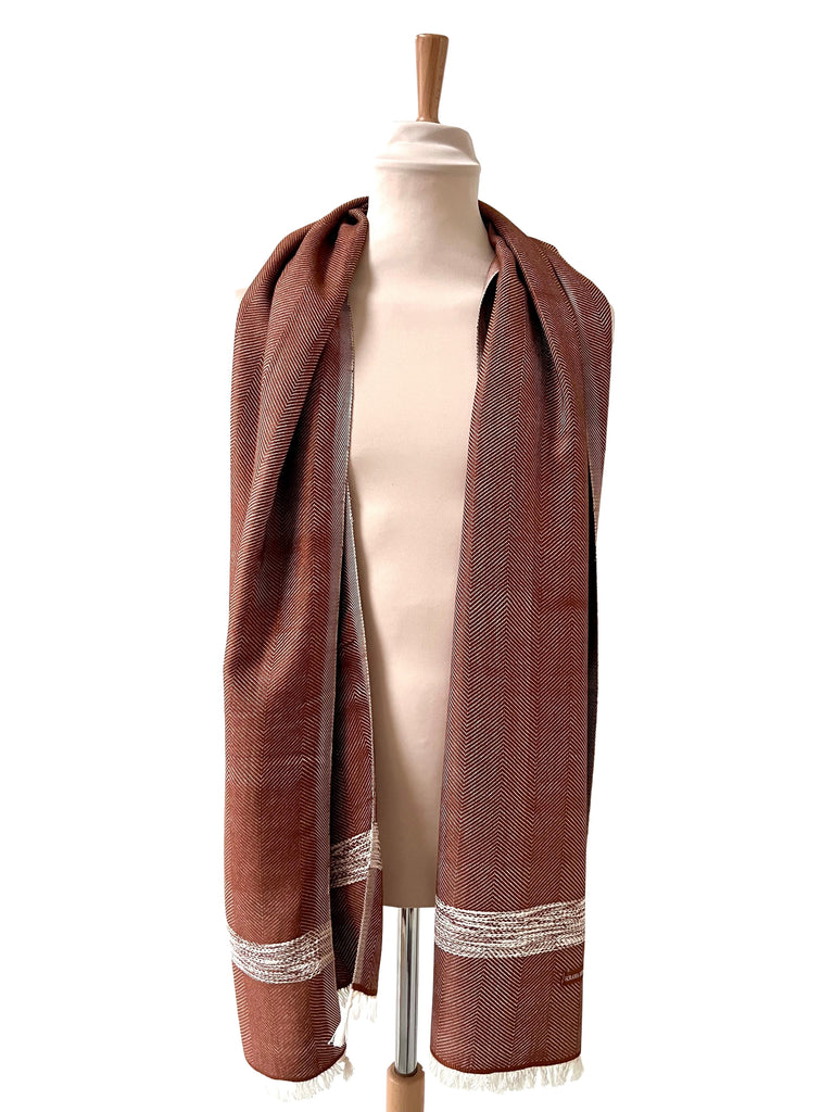 Le Krama Doux Marron dans son écrin en écorce de palmier