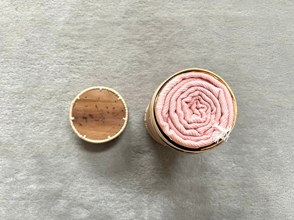 Le Krama Doux Rose dans son écrin en écorce de palmier