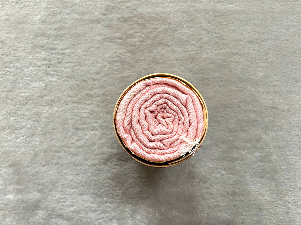 Le Krama Doux Rose dans son écrin en écorce de palmier