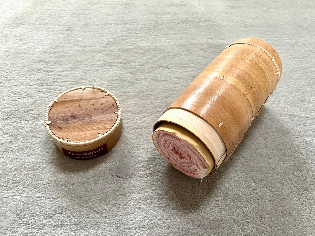 Le Krama Doux Rose dans son écrin en écorce de palmier