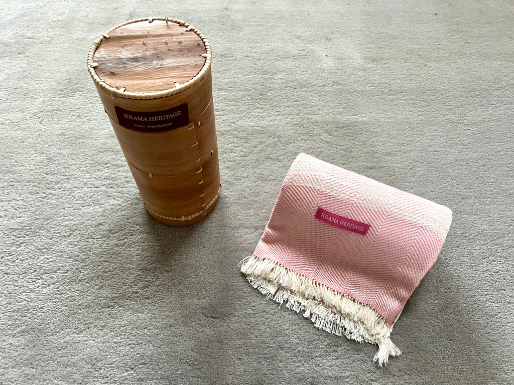 Le Krama Doux Rose dans son écrin en écorce de palmier