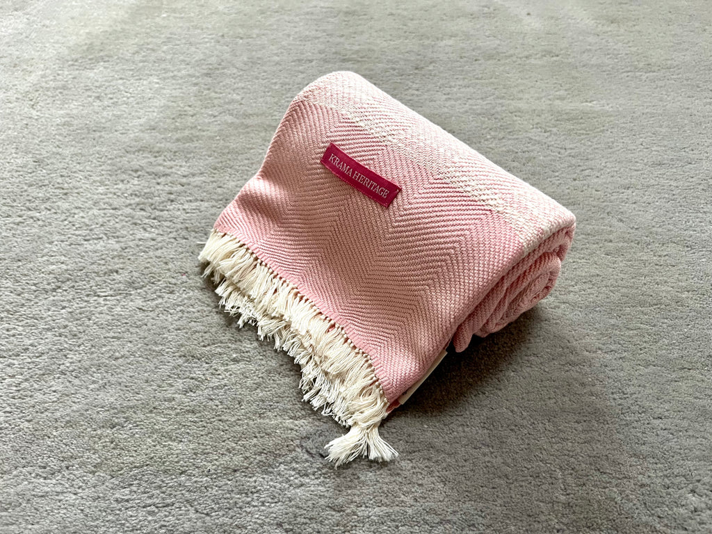 Le Krama Doux Rose dans son écrin en écorce de palmier