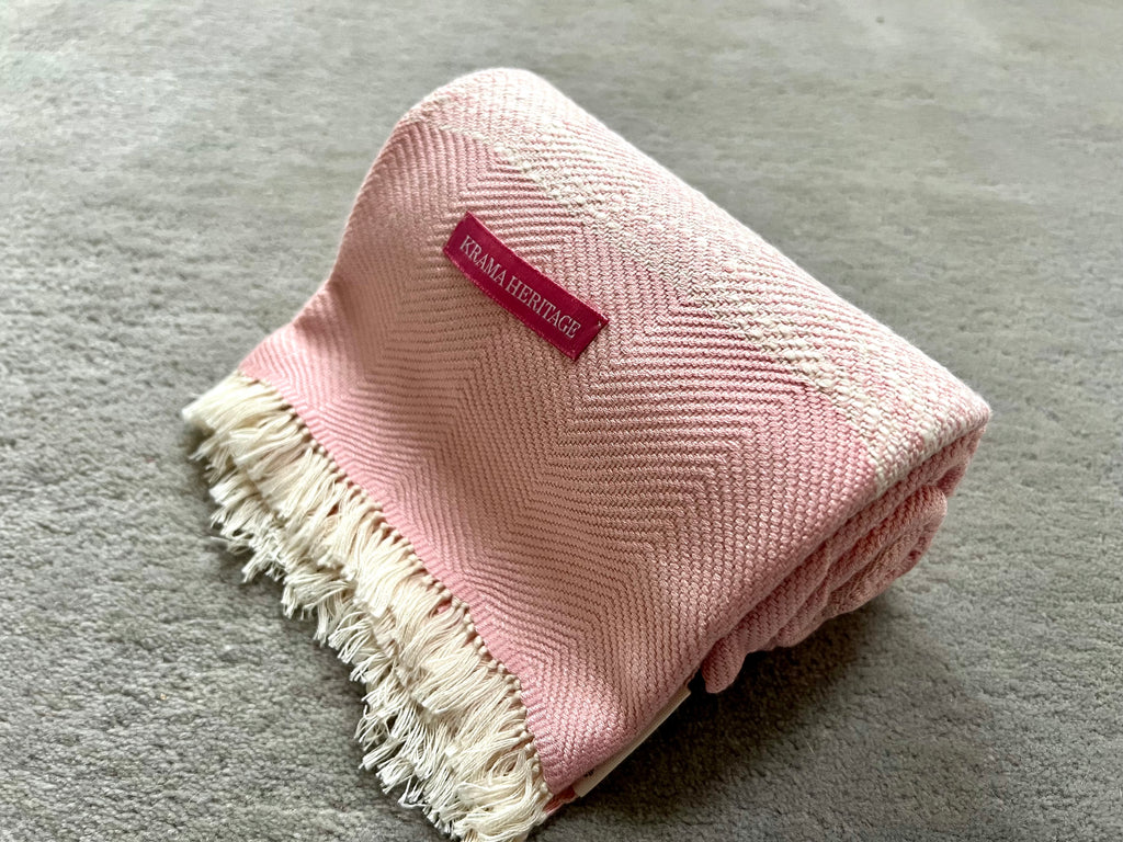 Le Krama Doux Rose dans son écrin en écorce de palmier