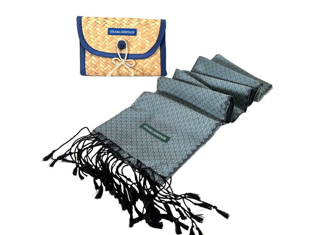 Le Krama Jasmin Aigue-Marine dans son écrin en feuille de palmier - Femme
