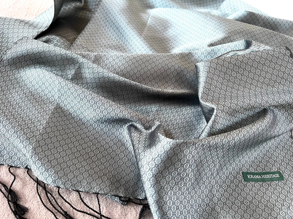 Le Krama Jasmin Aigue-Marine dans son écrin en feuille de palmier - Femme