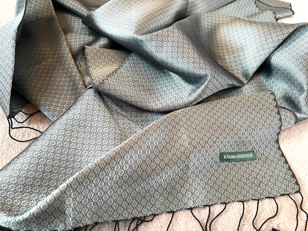 Le Krama Jasmin Aigue-Marine dans son écrin en feuille de palmier - Femme