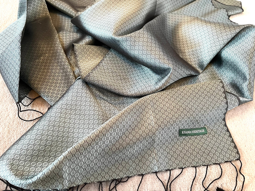 Le Krama Jasmin Aigue-Marine dans son écrin en feuille de palmier - Homme