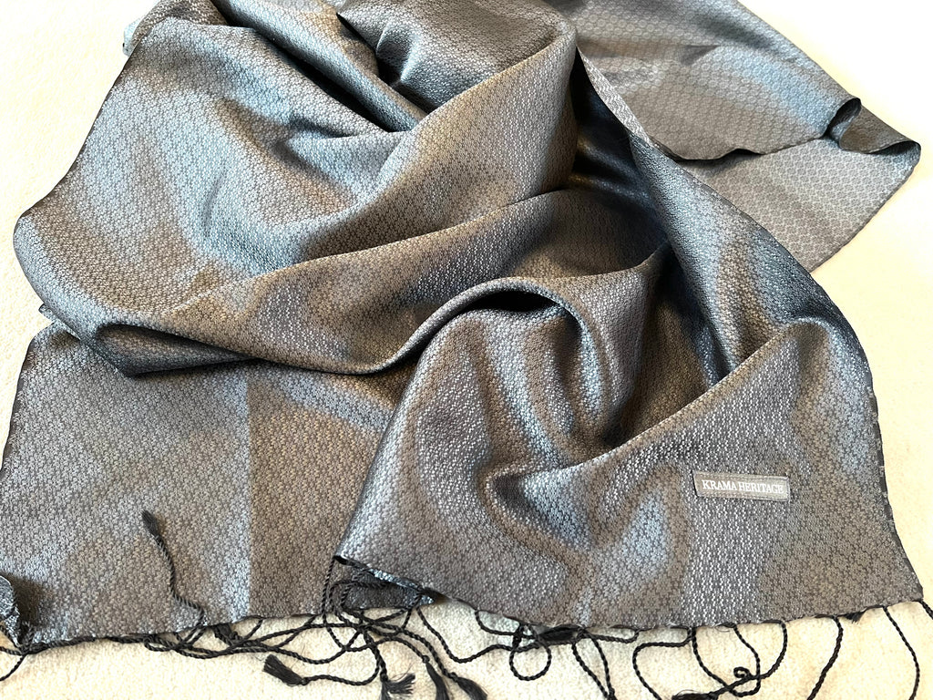 Le Krama Jasmin Diamant Noir dans son écrin en feuille de palmier - Homme