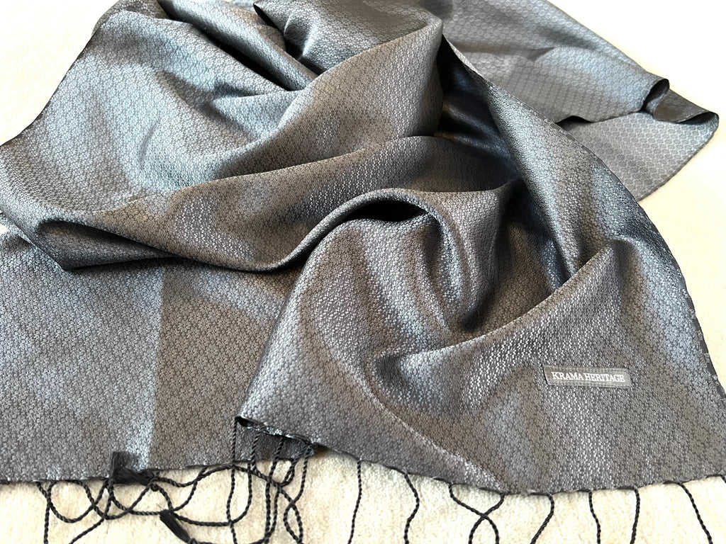 Le Krama Jasmin Diamant Noir dans son écrin en feuille de palmier - Homme