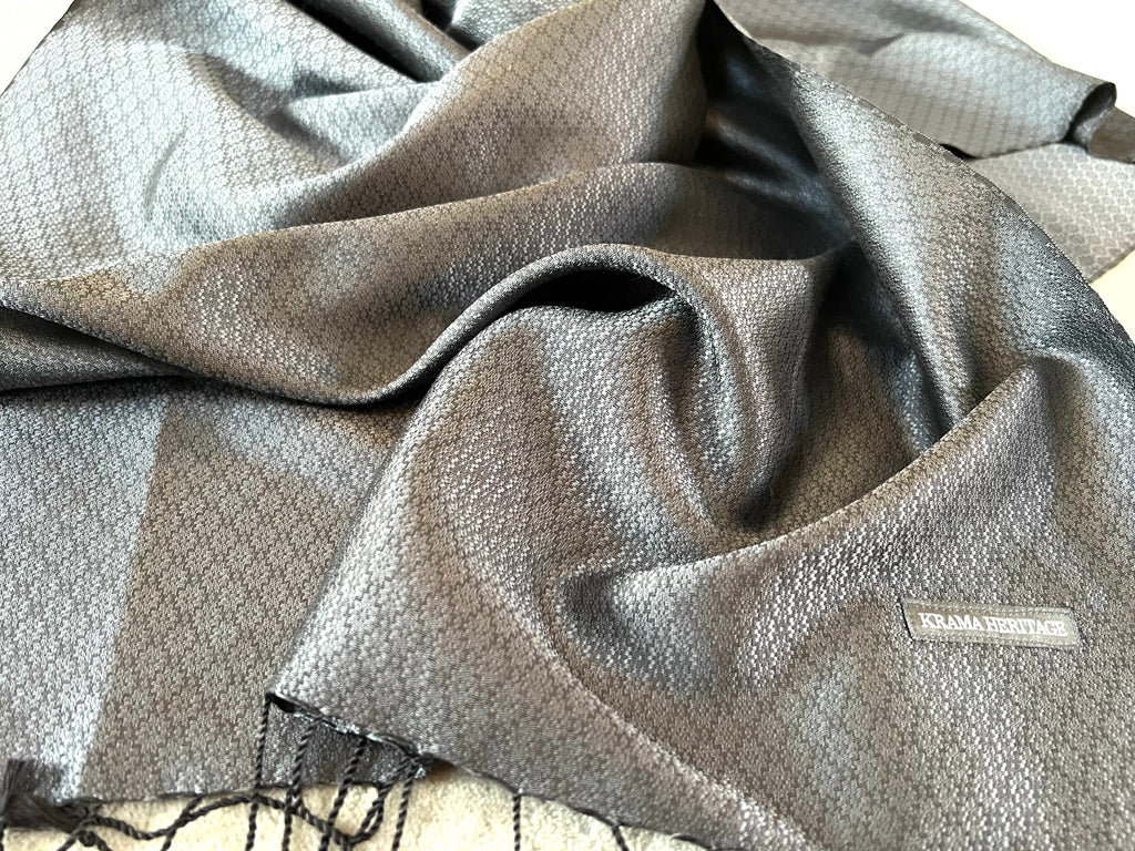 Le Krama Jasmin Diamant Noir dans son écrin en feuille de palmier - Femme