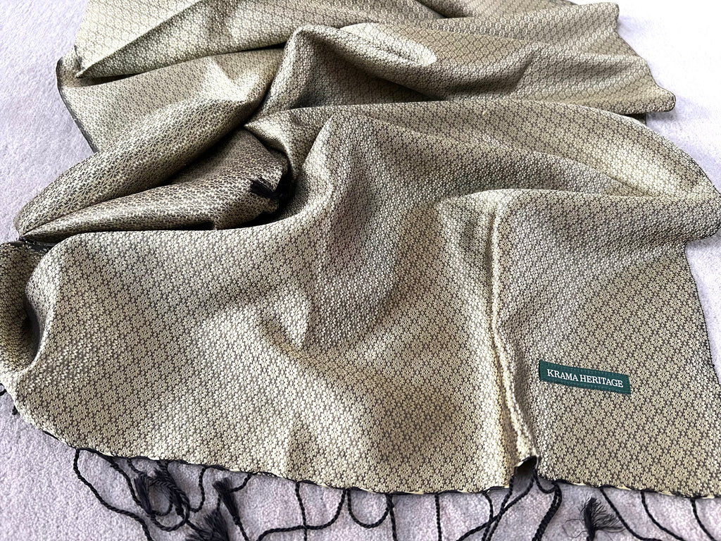 Le Krama Jasmin Emeraude dans son écrin en feuille de palmier - Femme