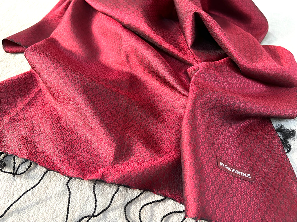 Le Krama Jasmin Rubis dans son écrin en feuille de palmier - Homme