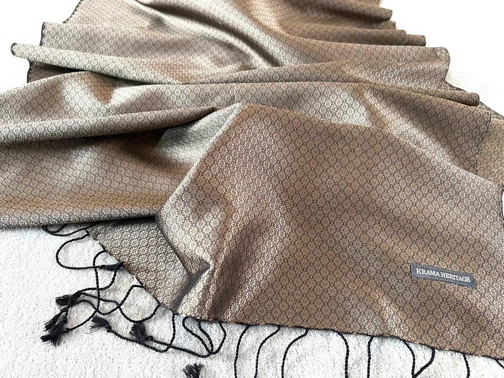 Le Krama Jasmin Topaze dans son écrin en feuille de palmier - Femme