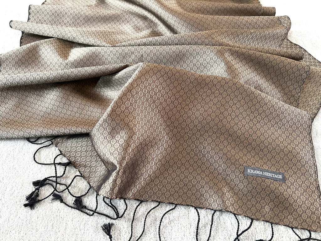 Le Krama Jasmin Topaze dans son écrin en feuille de palmier - Femme