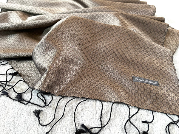 Le Krama Jasmin Topaze dans son écrin en feuille de palmier - Femme