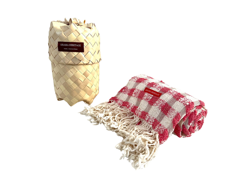 Le Krama Naturel Cerise dans son écrin en feuille de palmier - Femme