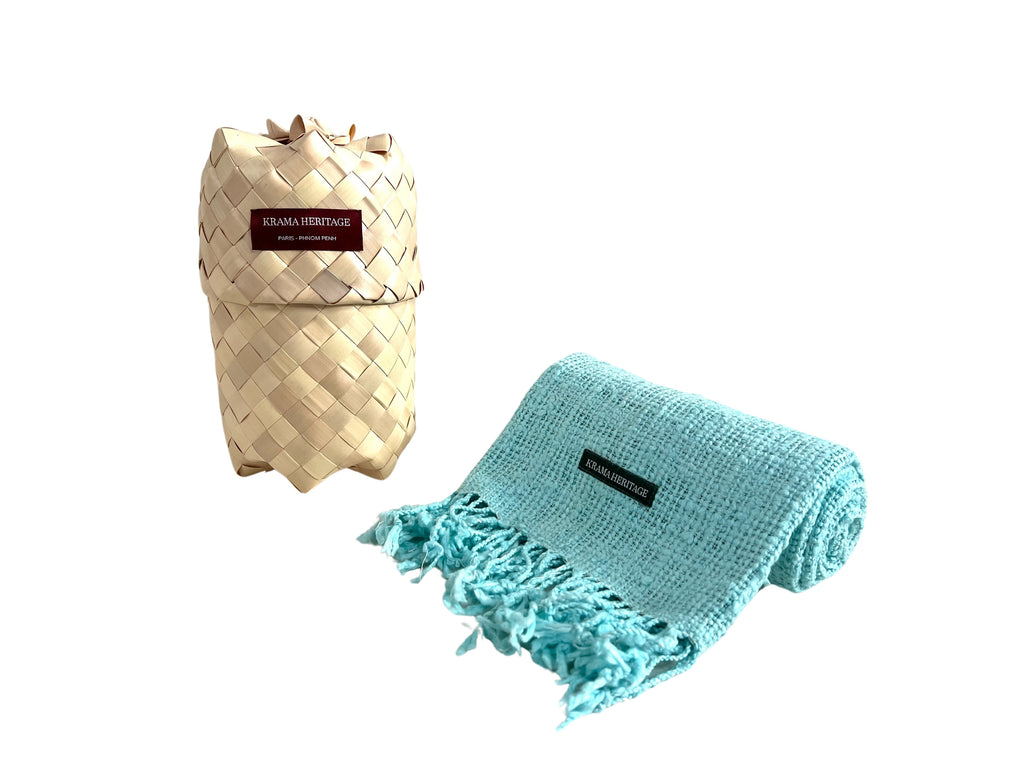 Le Krama Naturel Cyan dans son écrin en feuille de palmier - Femme