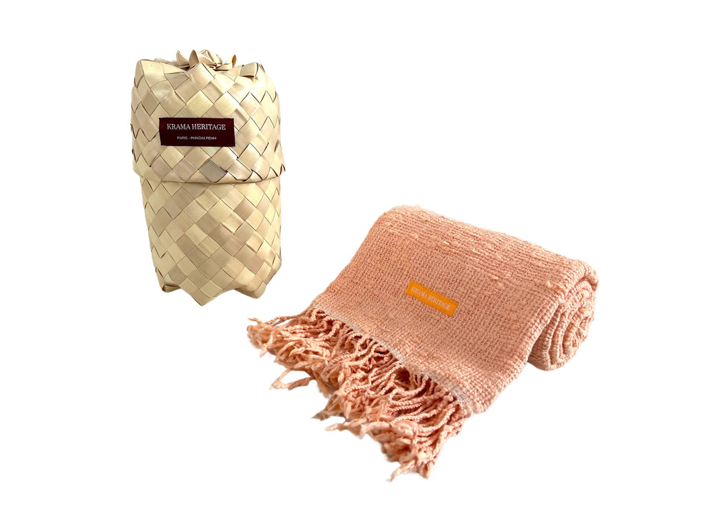 Le Krama Naturel Pêche dans son écrin en feuille de palmier - Femme