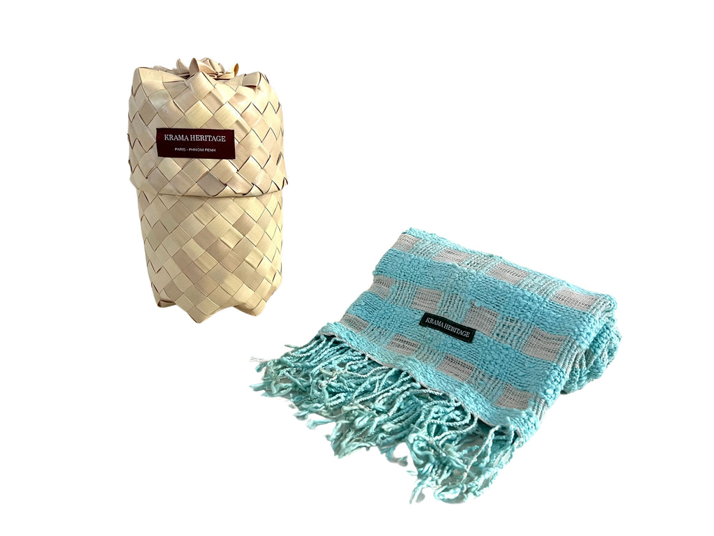 Le Krama Naturel Turquoise dans son écrin en feuille de palmier - Femme
