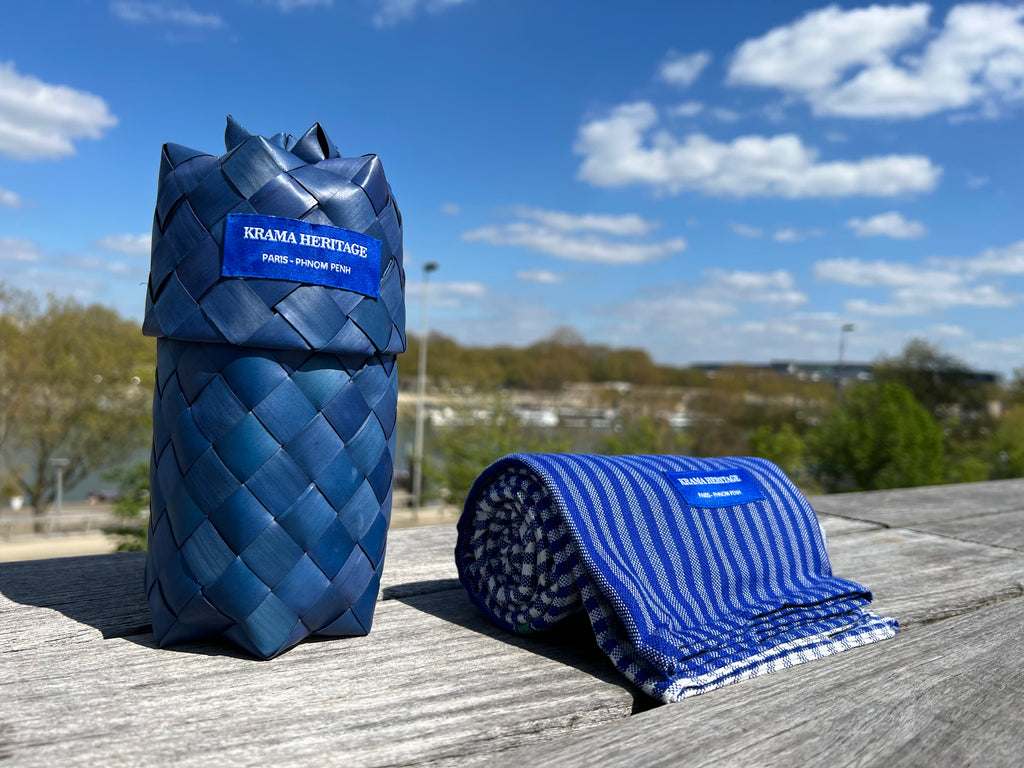 Le Krama Origine Ciel 3 Tours dans son écrin en feuille de palmier - Femme