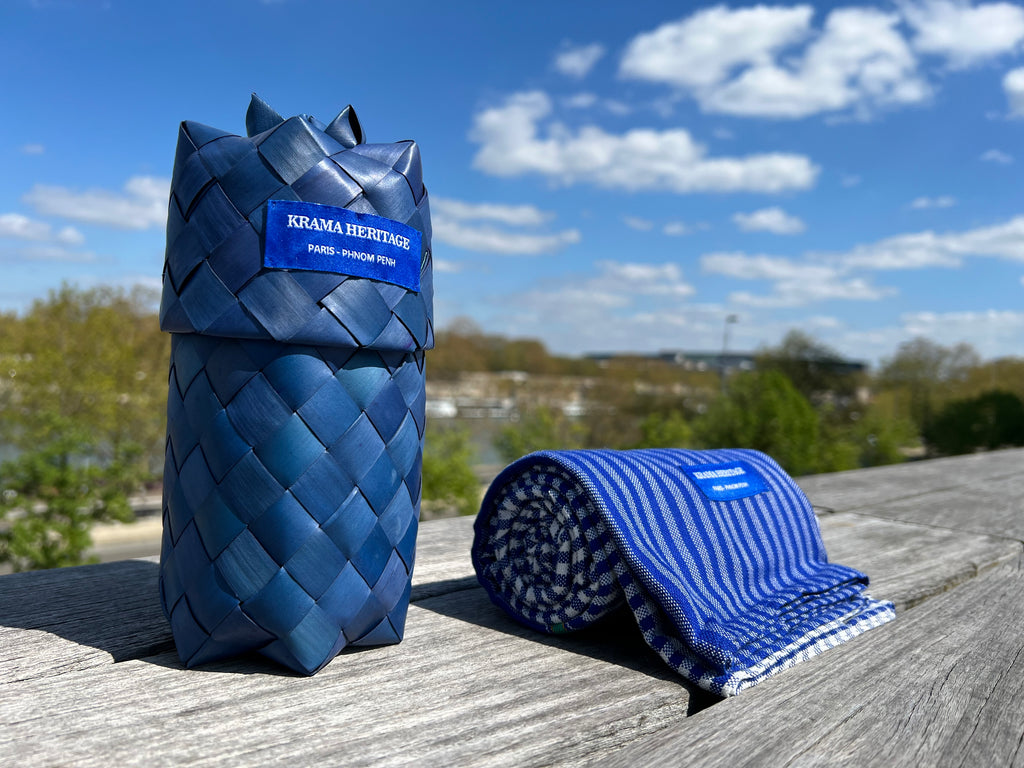 Le Krama Origine Ciel 3 Tours dans son écrin en feuille de palmier - Femme