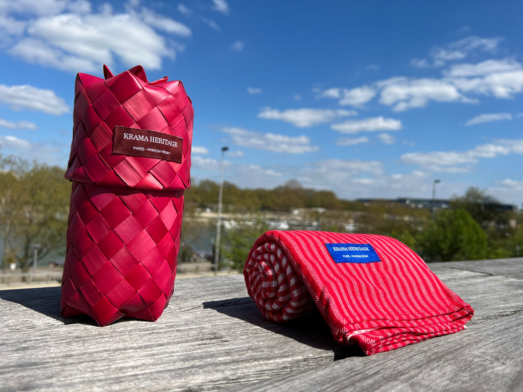 Le Krama Origine Coquelicot 3 Tours dans son écrin en feuille de palmier - Femme