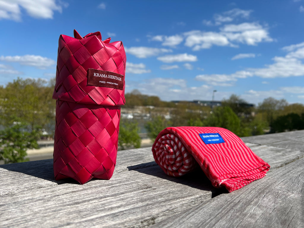 Le Krama Origine Coquelicot 3 Tours dans son écrin en feuille de palmier - Femme