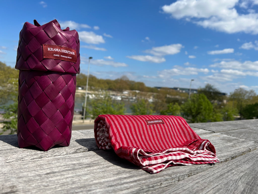 Le Krama Origine Grenat 3 Tours dans son écrin en feuille de palmier - Femme