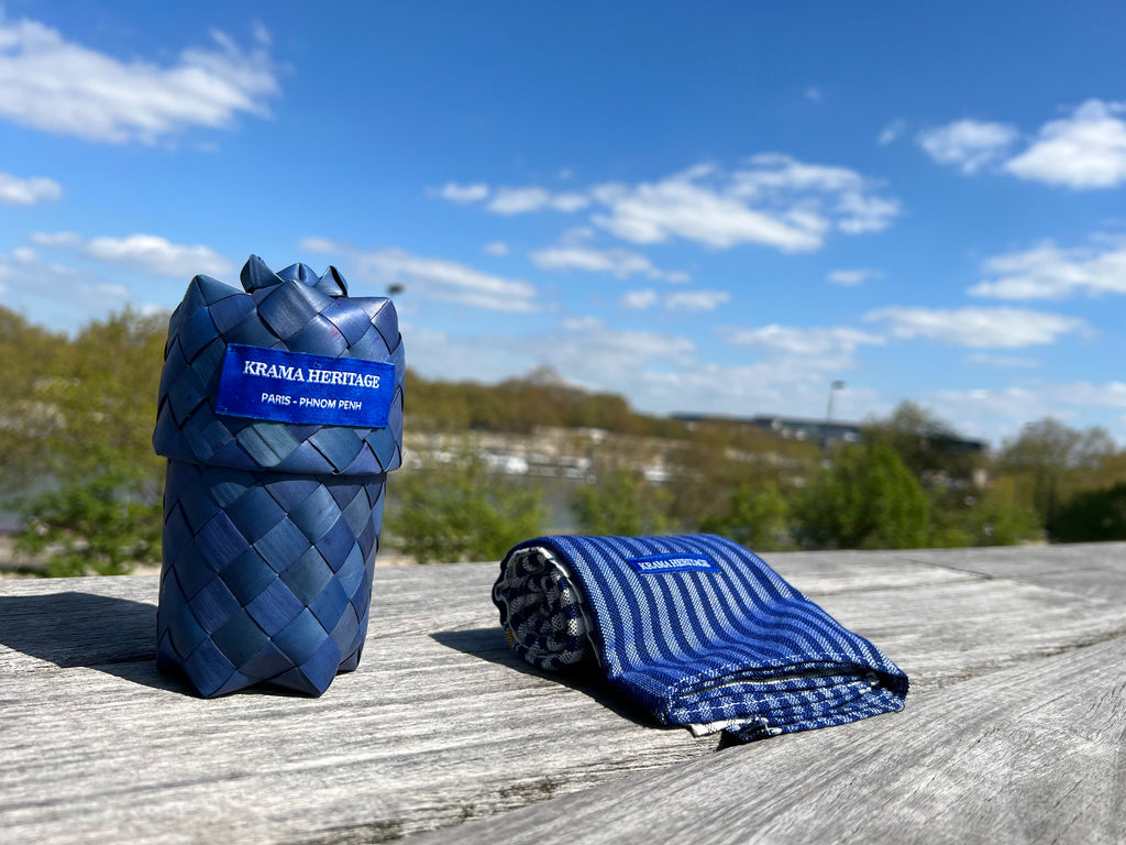 Le Krama Origine Ciel dans son écrin en feuille de palmier - Homme