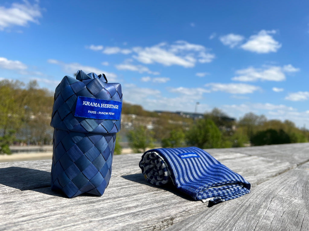 Le Krama Origine Ciel dans son écrin en feuille de palmier - Homme