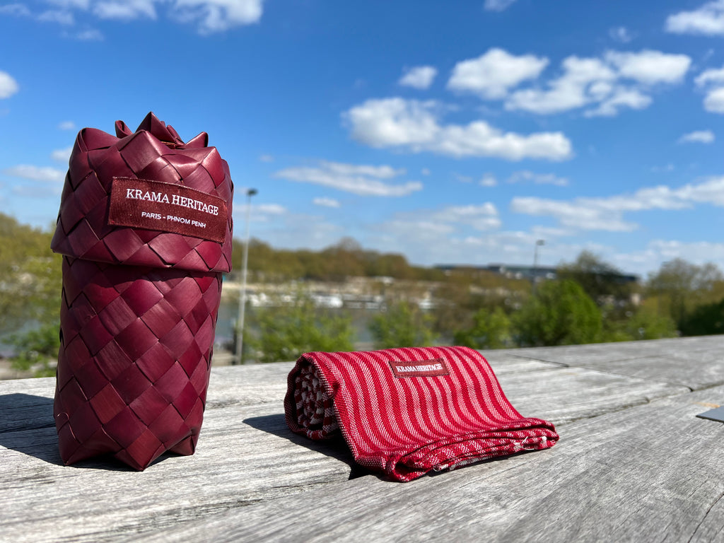 Le Krama Origine Grenat dans son écrin en feuille de palmier - Femme