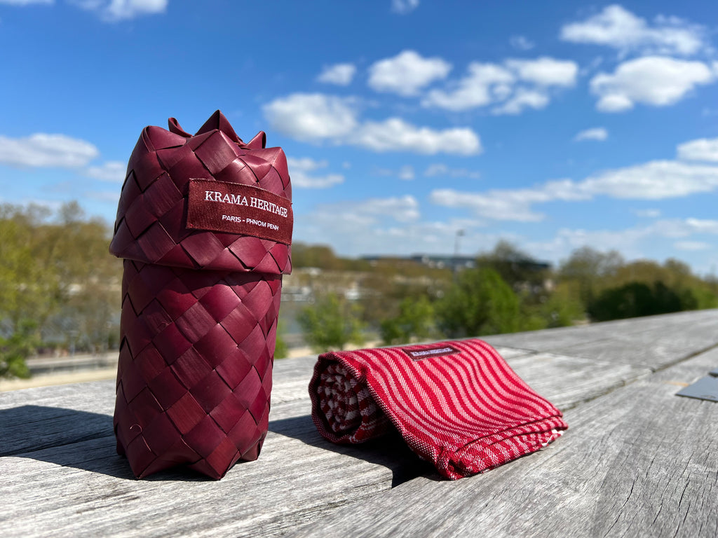 Le Krama Origine Grenat dans son écrin en feuille de palmier - Femme