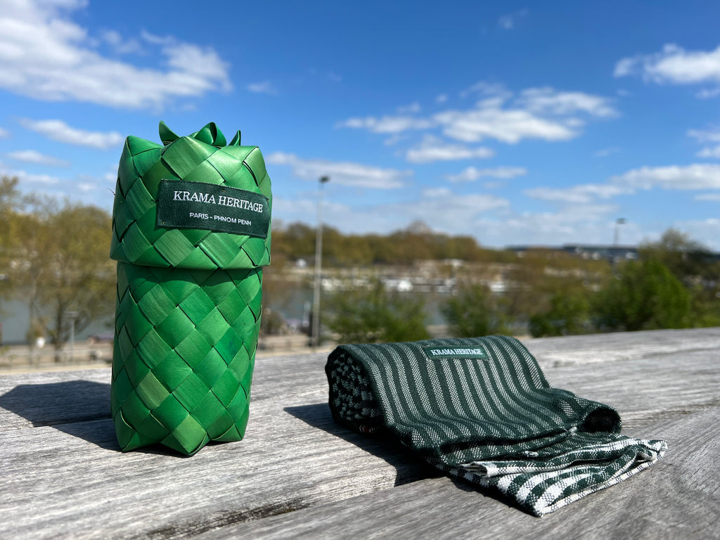 Le Krama Origine Olive dans son écrin en feuille de palmier - Femme