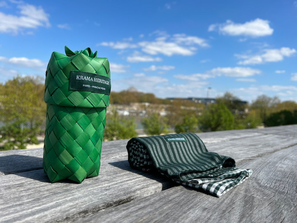 Le Krama Origine Olive dans son écrin en feuille de palmier - Femme
