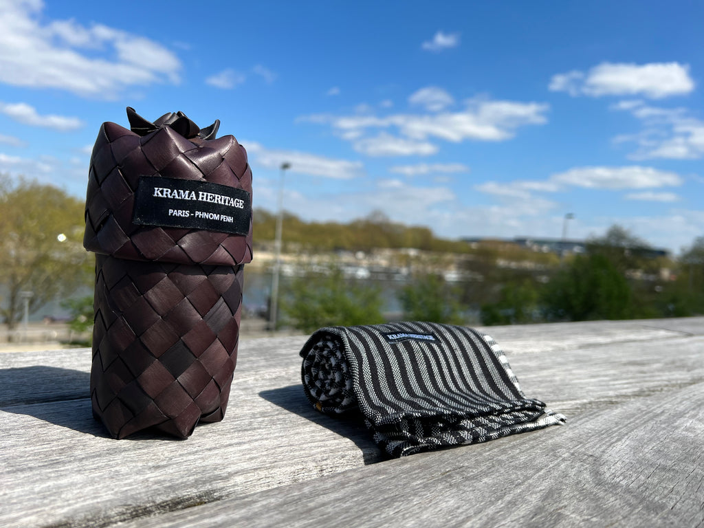 Le Krama Origine Réglisse dans son écrin en feuille de palmier - Homme