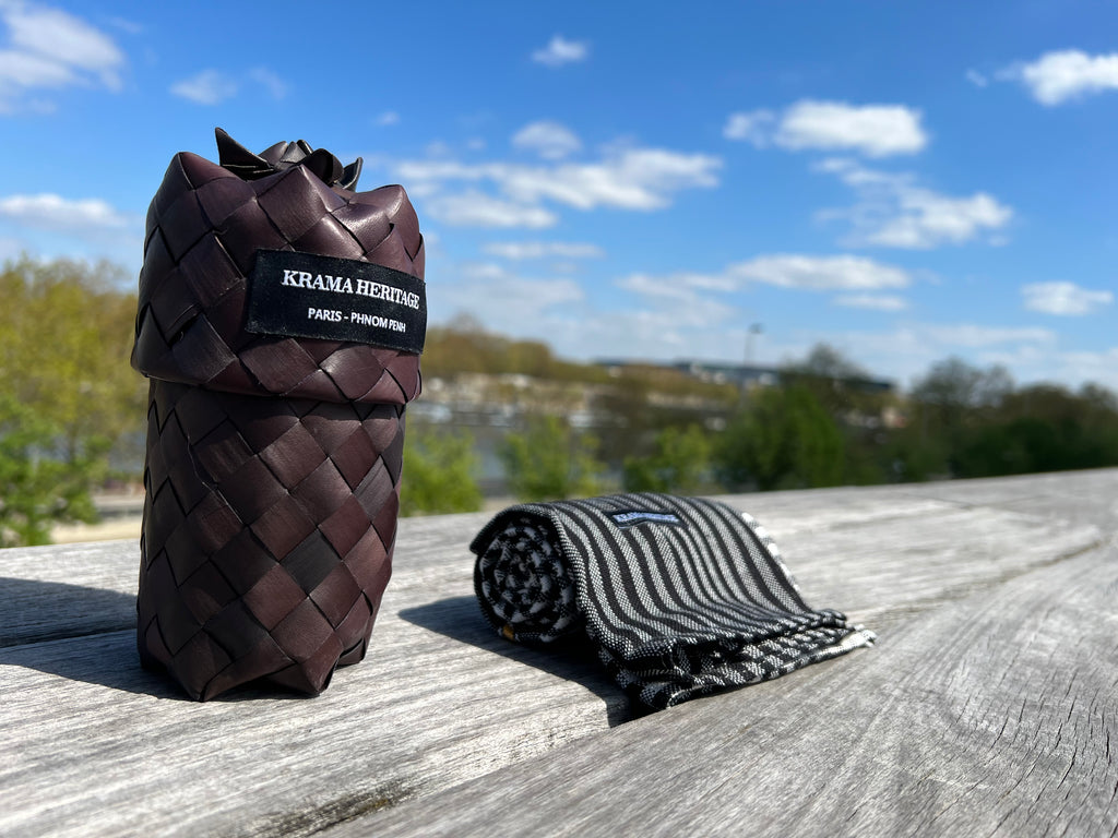 Le Krama Origine Réglisse dans son écrin en feuille de palmier - Homme