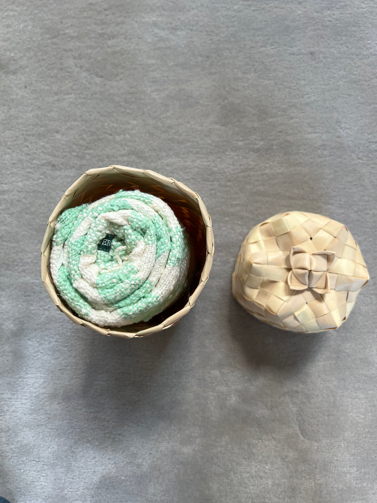 Le Krama Naturel Amande dans son écrin en feuille de palmier - Homme