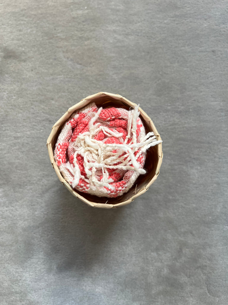 Le Krama Naturel Cerise dans son écrin en feuille de palmier - Femme