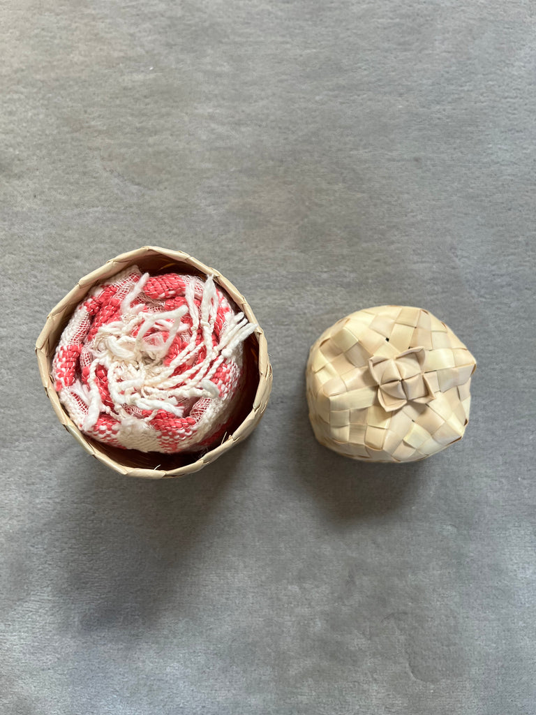 Le Krama Naturel Cerise dans son écrin en feuille de palmier - Femme