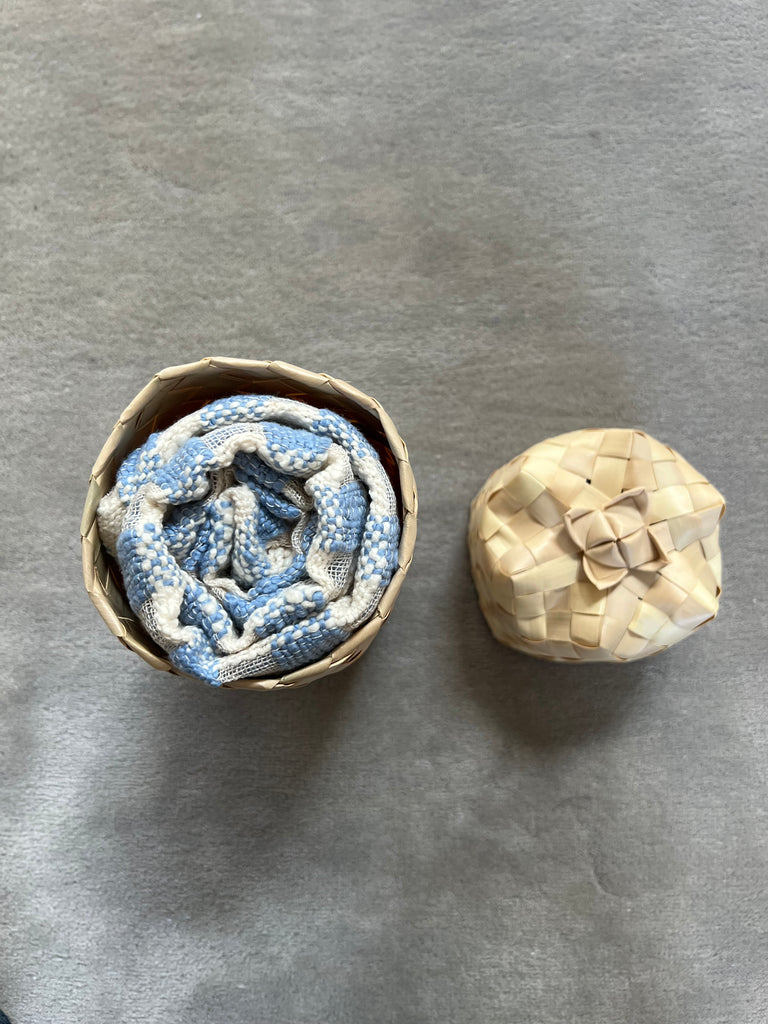 Le Krama Naturel Ciel dans son écrin en feuille de palmier - Femme